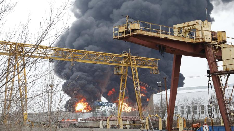 Gambar kerusakan setelah Gubernur Regional Vyacheslav Gladkov mengatakan bahwa helikopter Angkatan Darat Ukraina menabrak kilang minyak di Belgorod, Rusia pada 1 April 2022. (Anadolu Agency via Getty Images/Anadolu Agency)