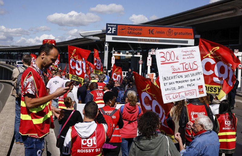 Aksi unjuk rasa pekerja di bandara Roissy-Charles-de-Gaulle di Paris, Prancis. Puluhan penerbangan di bandara tersibuk di Prancis dibatalkan sejak Jumat hingga Sabtu ini, 2 Juli 2022, yang dipicu perseteruan terkait masalah upah dan kondisi lingkungan kerja. Unjuk rasa ini terjadi di kalangan petugas pemadam kebakaran area bandara. (AP/Thomas Padilla)