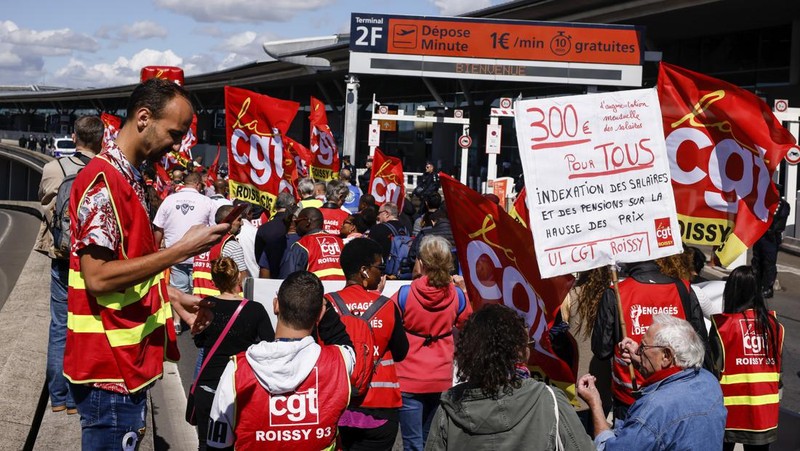 Aksi unjuk rasa pekerja di bandara Roissy-Charles-de-Gaulle di Paris, Prancis. Puluhan penerbangan di bandara tersibuk di Prancis dibatalkan sejak Jumat hingga Sabtu ini, 2 Juli 2022, yang dipicu perseteruan terkait masalah upah dan kondisi lingkungan kerja. Unjuk rasa ini terjadi di kalangan petugas pemadam kebakaran area bandara. (AP/Thomas Padilla)