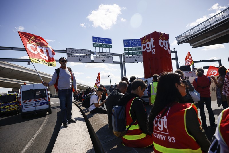 Aksi unjuk rasa pekerja di bandara Roissy-Charles-de-Gaulle di Paris, Prancis. Puluhan penerbangan di bandara tersibuk di Prancis dibatalkan sejak Jumat hingga Sabtu ini, 2 Juli 2022, yang dipicu perseteruan terkait masalah upah dan kondisi lingkungan kerja. Unjuk rasa ini terjadi di kalangan petugas pemadam kebakaran area bandara. (AP/Thomas Padilla) Aksi unjuk rasa pekerja di bandara Roissy-Charles-de-Gaulle di Paris, Prancis. Puluhan penerbangan di bandara tersibuk di Prancis dibatalkan sejak Jumat hingga Sabtu ini, 2 Juli 2022, yang dipicu perseteruan terkait masalah upah dan kondisi lingkungan kerja. Unjuk rasa ini terjadi di kalangan petugas pemadam kebakaran area bandara. (AP/Thomas Padilla)