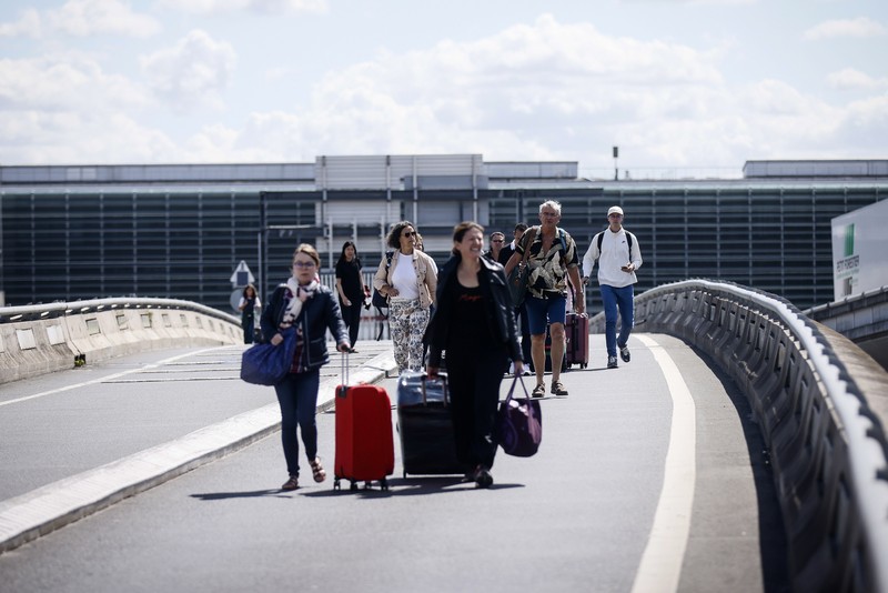 Aksi unjuk rasa pekerja di bandara Roissy-Charles-de-Gaulle di Paris, Prancis. Puluhan penerbangan di bandara tersibuk di Prancis dibatalkan sejak Jumat hingga Sabtu ini, 2 Juli 2022, yang dipicu perseteruan terkait masalah upah dan kondisi lingkungan kerja. Unjuk rasa ini terjadi di kalangan petugas pemadam kebakaran area bandara. (AP/Thomas Padilla)