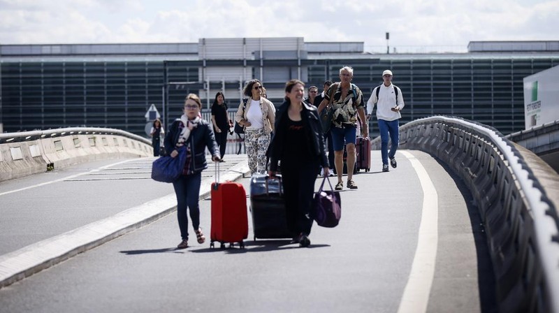 Aksi unjuk rasa pekerja di bandara Roissy-Charles-de-Gaulle di Paris, Prancis. Puluhan penerbangan di bandara tersibuk di Prancis dibatalkan sejak Jumat hingga Sabtu ini, 2 Juli 2022, yang dipicu perseteruan terkait masalah upah dan kondisi lingkungan kerja. Unjuk rasa ini terjadi di kalangan petugas pemadam kebakaran area bandara. (AP/Thomas Padilla)