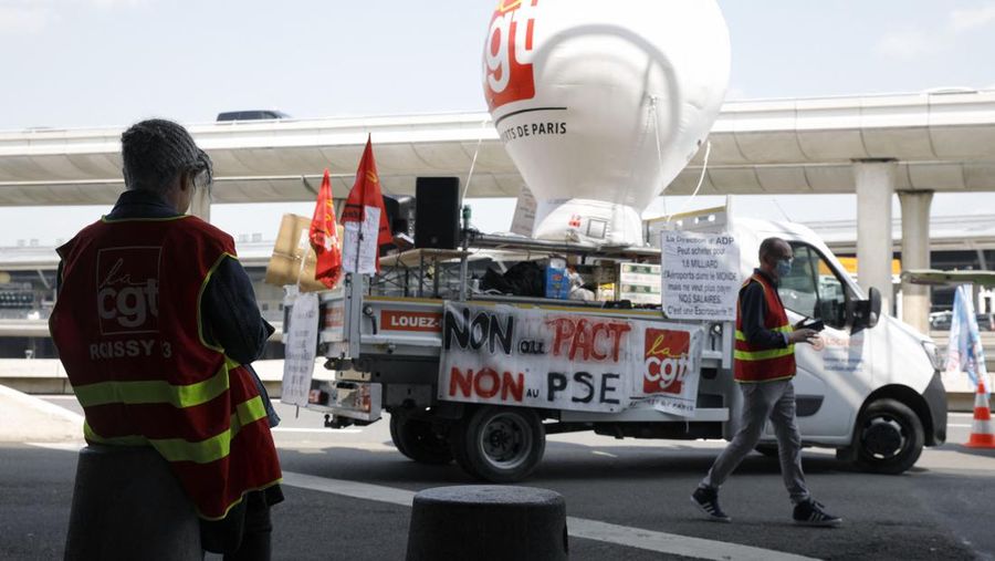Aksi unjuk rasa pekerja di bandara Roissy-Charles-de-Gaulle di Paris, Prancis. Puluhan penerbangan di bandara tersibuk di Prancis dibatalkan sejak Jumat hingga Sabtu ini, 2 Juli 2022, yang dipicu perseteruan terkait masalah upah dan kondisi lingkungan kerja. Unjuk rasa ini terjadi di kalangan petugas pemadam kebakaran area bandara. (AP/Thomas Padilla)