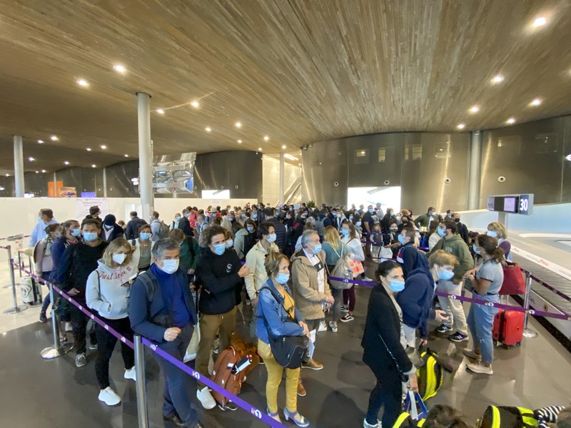 Aksi unjuk rasa pekerja di bandara Roissy-Charles-de-Gaulle di Paris, Prancis. Puluhan penerbangan di bandara tersibuk di Prancis dibatalkan sejak Jumat hingga Sabtu ini, 2 Juli 2022, yang dipicu perseteruan terkait masalah upah dan kondisi lingkungan kerja. Unjuk rasa ini terjadi di kalangan petugas pemadam kebakaran area bandara. (AP/Thomas Padilla)