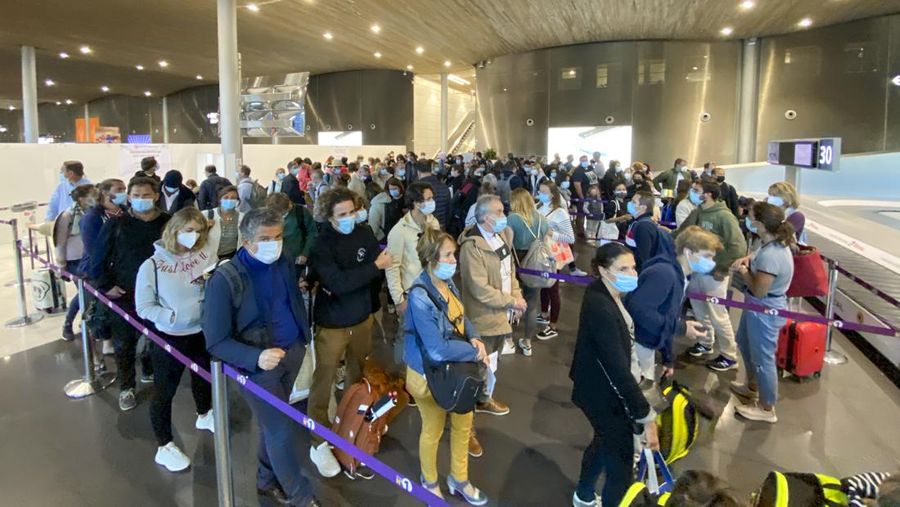 Aksi unjuk rasa pekerja di bandara Roissy-Charles-de-Gaulle di Paris, Prancis. Puluhan penerbangan di bandara tersibuk di Prancis dibatalkan sejak Jumat hingga Sabtu ini, 2 Juli 2022, yang dipicu perseteruan terkait masalah upah dan kondisi lingkungan kerja. Unjuk rasa ini terjadi di kalangan petugas pemadam kebakaran area bandara. (AP/Thomas Padilla)