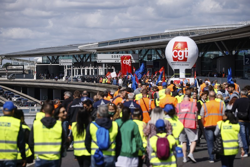 Aksi unjuk rasa pekerja di bandara Roissy-Charles-de-Gaulle di Paris, Prancis. Puluhan penerbangan di bandara tersibuk di Prancis dibatalkan sejak Jumat hingga Sabtu ini, 2 Juli 2022, yang dipicu perseteruan terkait masalah upah dan kondisi lingkungan kerja. Unjuk rasa ini terjadi di kalangan petugas pemadam kebakaran area bandara. (AP/Thomas Padilla)