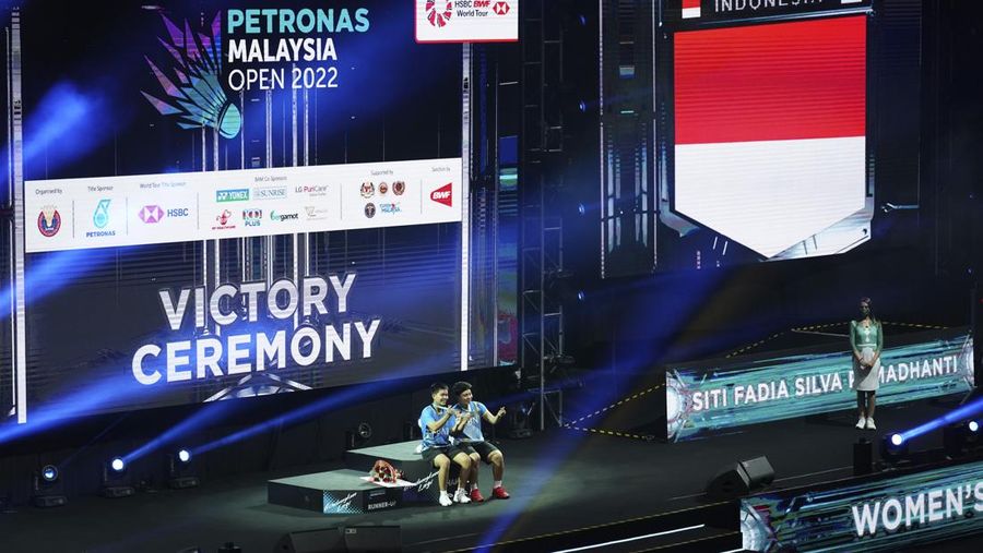 Apriyani Rahayu, kiri, dan Siti Fadia Silva Ramadanti dari Indonesia bermain melawan Zhang Shu Xian dan Zheng Yu dari China pada pertandingan final ganda putri di turnamen bulu tangkis Malaysia Open di Bukit Jalil Axiata Arena di Kuala Lumpur, Malaysia, Minggu, 3 Juli 2022. (AP/Vincent Thian)