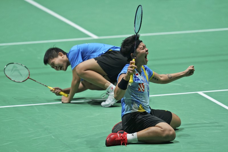 Apriyani Rahayu, kiri, dan Siti Fadia Silva Ramadanti dari Indonesia bermain melawan Zhang Shu Xian dan Zheng Yu dari China pada pertandingan final ganda putri di turnamen bulu tangkis Malaysia Open di Bukit Jalil Axiata Arena di Kuala Lumpur, Malaysia, Minggu, 3 Juli 2022. (AP/Vincent Thian) Apriyani Rahayu, kiri, dan Siti Fadia Silva Ramadanti dari Indonesia bermain melawan Zhang Shu Xian dan Zheng Yu dari China pada pertandingan final ganda putri di turnamen bulu tangkis Malaysia Open di Bukit Jalil Axiata Arena di Kuala Lumpur, Malaysia, Minggu, 3 Juli 2022. (AP/Vincent Thian)