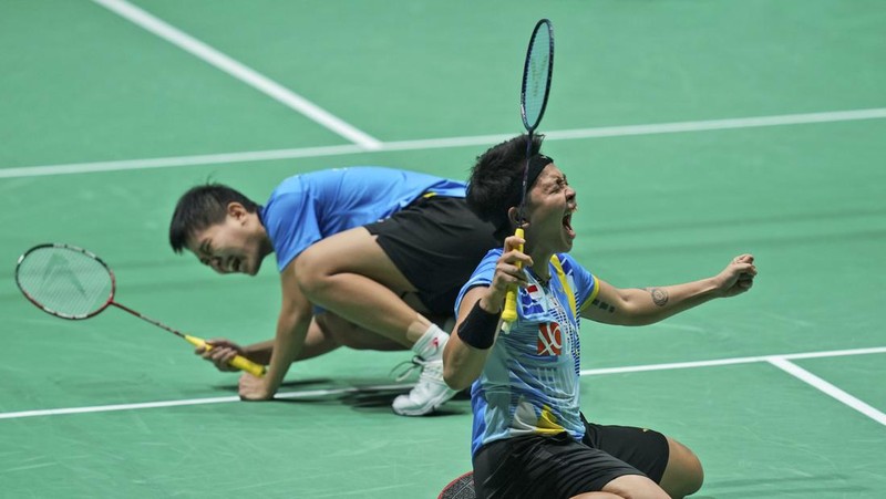 Apriyani Rahayu, kiri, dan Siti Fadia Silva Ramadanti dari Indonesia bermain melawan Zhang Shu Xian dan Zheng Yu dari China pada pertandingan final ganda putri di turnamen bulu tangkis Malaysia Open di Bukit Jalil Axiata Arena di Kuala Lumpur, Malaysia, Minggu, 3 Juli 2022. (AP/Vincent Thian)