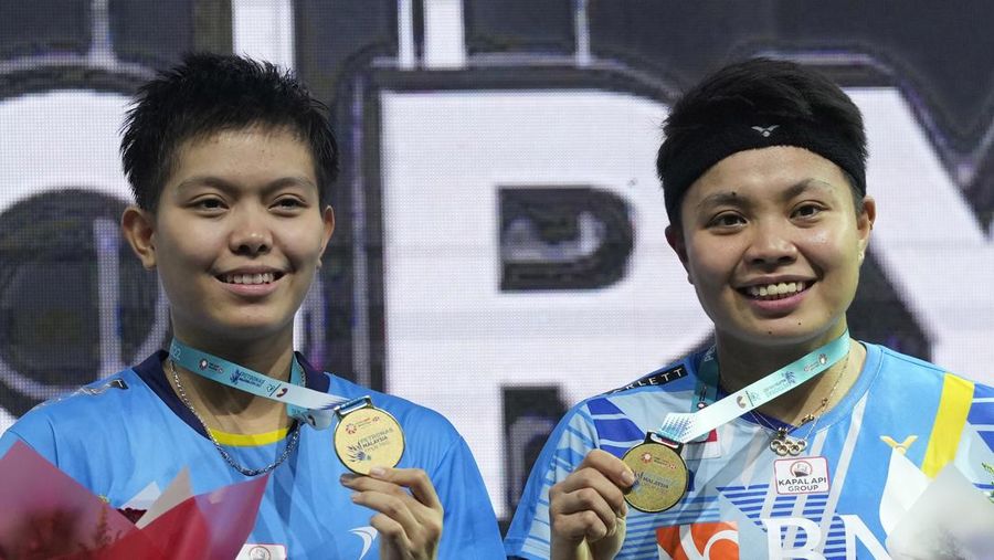 Apriyani Rahayu, kiri, dan Siti Fadia Silva Ramadanti dari Indonesia bermain melawan Zhang Shu Xian dan Zheng Yu dari China pada pertandingan final ganda putri di turnamen bulu tangkis Malaysia Open di Bukit Jalil Axiata Arena di Kuala Lumpur, Malaysia, Minggu, 3 Juli 2022. (AP/Vincent Thian)