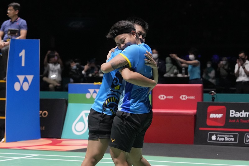 Apriyani Rahayu, kiri, dan Siti Fadia Silva Ramadanti dari Indonesia bermain melawan Zhang Shu Xian dan Zheng Yu dari China pada pertandingan final ganda putri di turnamen bulu tangkis Malaysia Open di Bukit Jalil Axiata Arena di Kuala Lumpur, Malaysia, Minggu, 3 Juli 2022. (AP/Vincent Thian) Apriyani Rahayu, kiri, dan Siti Fadia Silva Ramadanti dari Indonesia bermain melawan Zhang Shu Xian dan Zheng Yu dari China pada pertandingan final ganda putri di turnamen bulu tangkis Malaysia Open di Bukit Jalil Axiata Arena di Kuala Lumpur, Malaysia, Minggu, 3 Juli 2022. (AP/Vincent Thian)