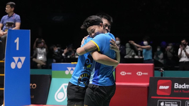 Apriyani Rahayu, kiri, dan Siti Fadia Silva Ramadanti dari Indonesia bermain melawan Zhang Shu Xian dan Zheng Yu dari China pada pertandingan final ganda putri di turnamen bulu tangkis Malaysia Open di Bukit Jalil Axiata Arena di Kuala Lumpur, Malaysia, Minggu, 3 Juli 2022. (AP/Vincent Thian)