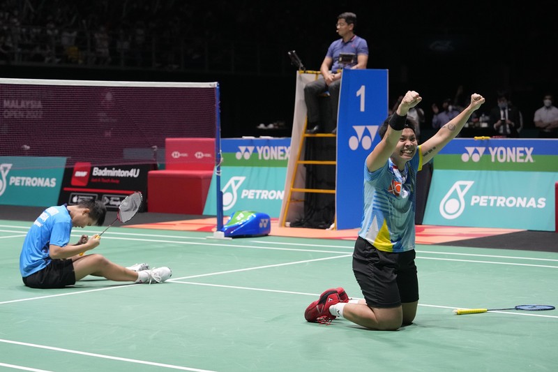 Apriyani Rahayu, kiri, dan Siti Fadia Silva Ramadanti dari Indonesia bermain melawan Zhang Shu Xian dan Zheng Yu dari China pada pertandingan final ganda putri di turnamen bulu tangkis Malaysia Open di Bukit Jalil Axiata Arena di Kuala Lumpur, Malaysia, Minggu, 3 Juli 2022. (AP/Vincent Thian) Apriyani Rahayu, kiri, dan Siti Fadia Silva Ramadanti dari Indonesia bermain melawan Zhang Shu Xian dan Zheng Yu dari China pada pertandingan final ganda putri di turnamen bulu tangkis Malaysia Open di Bukit Jalil Axiata Arena di Kuala Lumpur, Malaysia, Minggu, 3 Juli 2022. (AP/Vincent Thian)