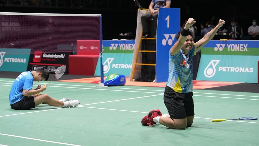 Apriyani Rahayu, kiri, dan Siti Fadia Silva Ramadanti dari Indonesia bermain melawan Zhang Shu Xian dan Zheng Yu dari China pada pertandingan final ganda putri di turnamen bulu tangkis Malaysia Open di Bukit Jalil Axiata Arena di Kuala Lumpur, Malaysia, Minggu, 3 Juli 2022. (AP/Vincent Thian)