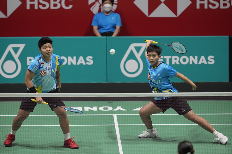 Apriyani Rahayu, kiri, dan Siti Fadia Silva Ramadanti dari Indonesia bermain melawan Zhang Shu Xian dan Zheng Yu dari China pada pertandingan final ganda putri di turnamen bulu tangkis Malaysia Open di Bukit Jalil Axiata Arena di Kuala Lumpur, Malaysia, Minggu, 3 Juli 2022. (AP/Vincent Thian) Apriyani Rahayu, kiri, dan Siti Fadia Silva Ramadanti dari Indonesia bermain melawan Zhang Shu Xian dan Zheng Yu dari China pada pertandingan final ganda putri di turnamen bulu tangkis Malaysia Open di Bukit Jalil Axiata Arena di Kuala Lumpur, Malaysia, Minggu, 3 Juli 2022. (AP/Vincent Thian)