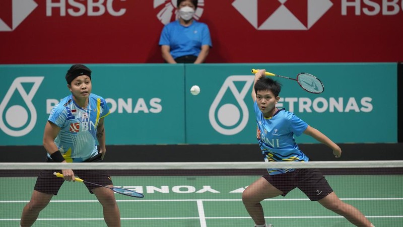Apriyani Rahayu, kiri, dan Siti Fadia Silva Ramadanti dari Indonesia bermain melawan Zhang Shu Xian dan Zheng Yu dari China pada pertandingan final ganda putri di turnamen bulu tangkis Malaysia Open di Bukit Jalil Axiata Arena di Kuala Lumpur, Malaysia, Minggu, 3 Juli 2022. (AP/Vincent Thian)