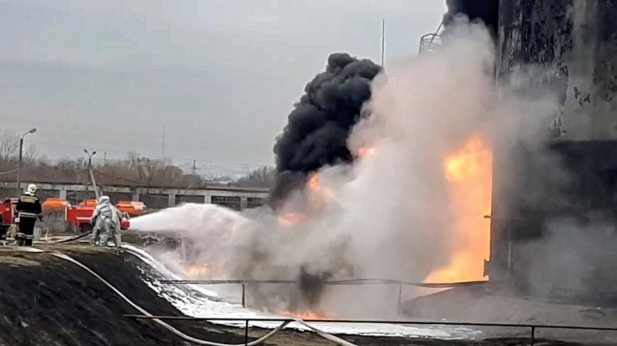 Dalam foto yang dirilis oleh Layanan Pers Kementerian Darurat Rusia pada hari Jumat, 1 April 2022, pemandangan lokasi kebakaran di depot minyak di wilayah Belgorod, Rusia. (Russian Emergency Ministry Press Service via AP)