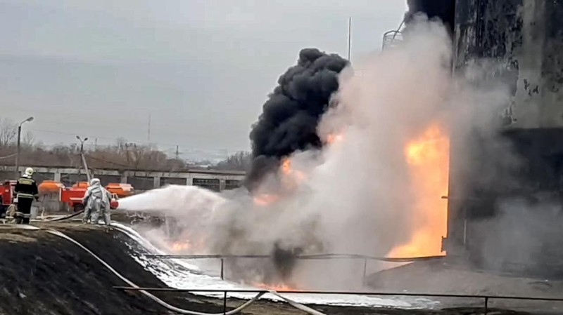 Dalam foto yang dirilis oleh Layanan Pers Kementerian Darurat Rusia pada hari Jumat, 1 April 2022, pemandangan lokasi kebakaran di depot minyak di wilayah Belgorod, Rusia. (Russian Emergency Ministry Press Service via AP)
