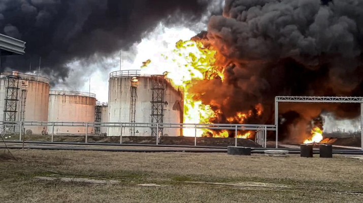 Dalam foto yang dirilis oleh Layanan Pers Kementerian Darurat Rusia pada hari Jumat, 1 April 2022, pemandangan lokasi kebakaran di depot minyak di wilayah Belgorod, Rusia. (Russian Emergency Ministry Press Service via AP)