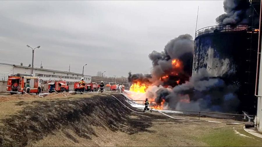 Dalam foto yang dirilis oleh Layanan Pers Kementerian Darurat Rusia pada hari Jumat, 1 April 2022, pemandangan lokasi kebakaran di depot minyak di wilayah Belgorod, Rusia. (Russian Emergency Ministry Press Service via AP)