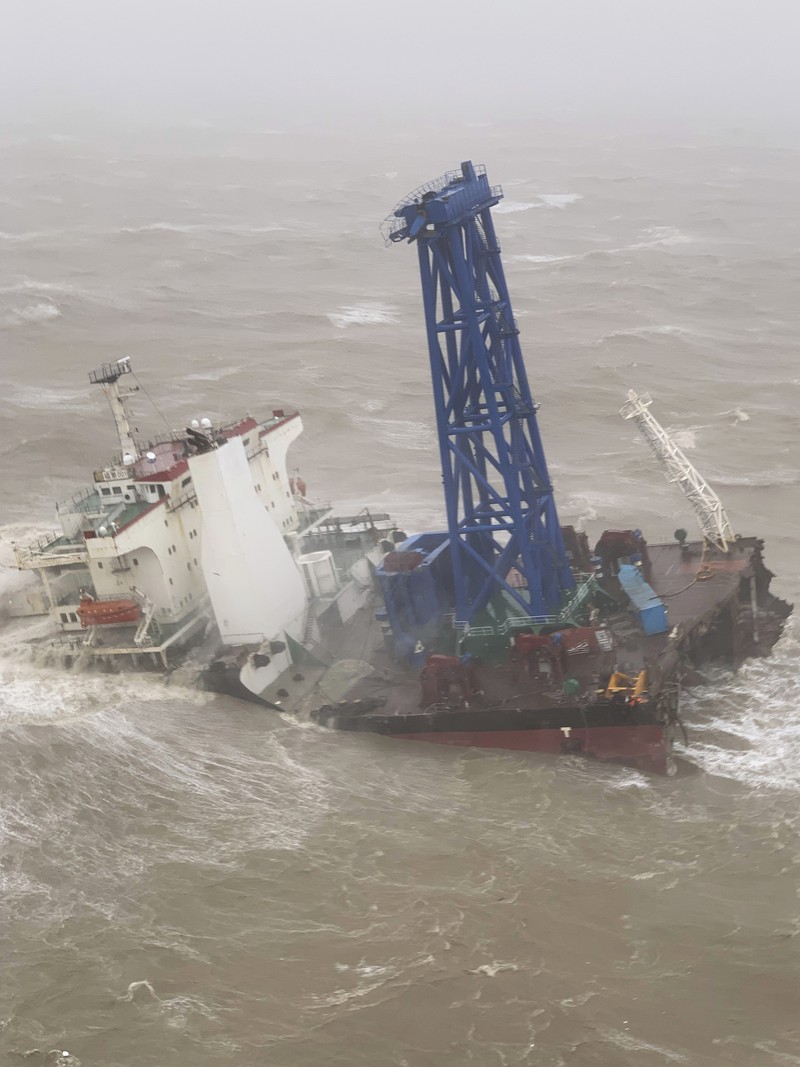 Foto yang dirilis oleh Layanan Penerbangan Pemerintah Hong Kong ini menunjukkan sebuah kapal kargo terbelah dua di Laut Cina Selatan, 300 kilometer (186 mil) selatan Hong Kong, Sabtu, 2 Juli 2022, saat Topan Chaba bergerak di daerah tersebut. (AP/Handout)