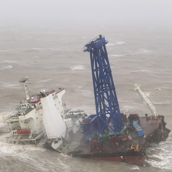 Imbas Topan Chaba di Laut China Selatan Kapal Terpotong Dua