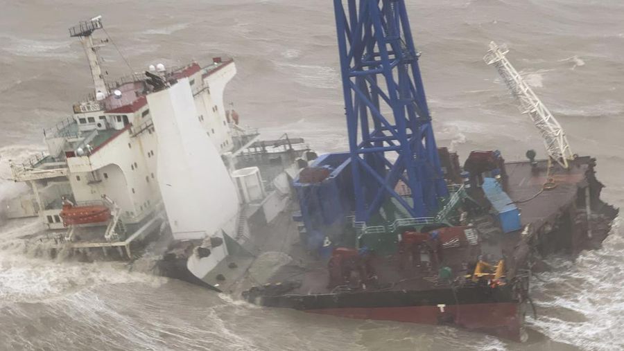 Foto yang dirilis oleh Layanan Penerbangan Pemerintah Hong Kong ini menunjukkan sebuah kapal kargo terbelah dua di Laut Cina Selatan, 300 kilometer (186 mil) selatan Hong Kong, Sabtu, 2 Juli 2022, saat Topan Chaba bergerak di daerah tersebut. (AP/Handout)