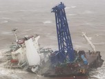 Imbas Topan Chaba di Laut China Selatan Kapal Terpotong Dua