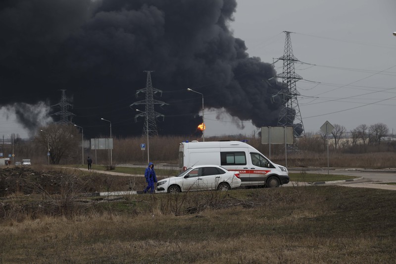 Dalam foto yang dirilis oleh Layanan Pers Kementerian Darurat Rusia pada hari Jumat, 1 April 2022, pemandangan lokasi kebakaran di depot minyak di wilayah Belgorod, Rusia. (Russian Emergency Ministry Press Service via AP)