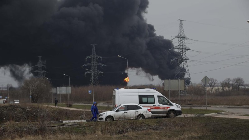 Dalam foto yang dirilis oleh Layanan Pers Kementerian Darurat Rusia pada hari Jumat, 1 April 2022, pemandangan lokasi kebakaran di depot minyak di wilayah Belgorod, Rusia. (Russian Emergency Ministry Press Service via AP)