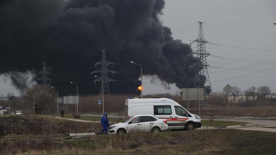 Gambar kerusakan setelah Gubernur Regional Vyacheslav Gladkov mengatakan bahwa helikopter Angkatan Darat Ukraina menabrak kilang minyak di Belgorod, Rusia pada 1 April 2022. (Anadolu Agency via Getty Images)
