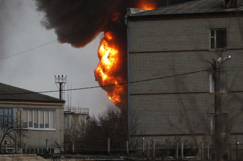 Dalam foto yang dirilis oleh Layanan Pers Kementerian Darurat Rusia pada hari Jumat, 1 April 2022, pemandangan lokasi kebakaran di depot minyak di wilayah Belgorod, Rusia. (Russian Emergency Ministry Press Service via AP) Dalam foto yang dirilis oleh Layanan Pers Kementerian Darurat Rusia pada hari Jumat, 1 April 2022, pemandangan lokasi kebakaran di depot minyak di wilayah Belgorod, Rusia. (Russian Emergency Ministry Press Service via AP)