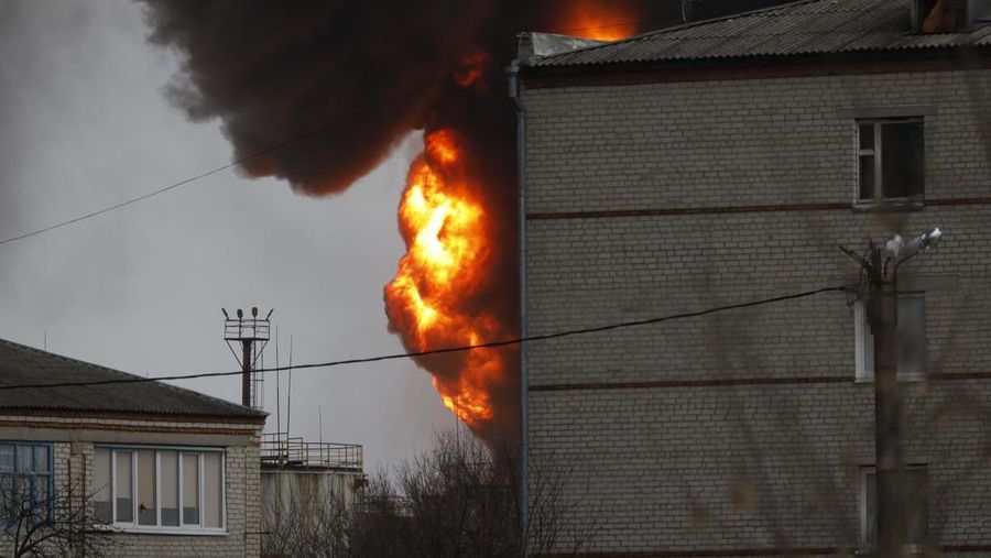 Gambar kerusakan setelah Gubernur Regional Vyacheslav Gladkov mengatakan bahwa helikopter Angkatan Darat Ukraina menabrak kilang minyak di Belgorod, Rusia pada 1 April 2022. (Anadolu Agency via Getty Images)