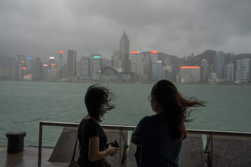 Foto yang dirilis oleh Layanan Penerbangan Pemerintah Hong Kong ini menunjukkan sebuah kapal kargo terbelah dua di Laut Cina Selatan, 300 kilometer (186 mil) selatan Hong Kong, Sabtu, 2 Juli 2022, saat Topan Chaba bergerak di daerah tersebut. (AP/Handout)