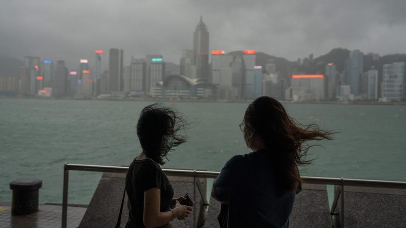 Foto yang dirilis oleh Layanan Penerbangan Pemerintah Hong Kong ini menunjukkan sebuah kapal kargo terbelah dua di Laut Cina Selatan, 300 kilometer (186 mil) selatan Hong Kong, Sabtu, 2 Juli 2022, saat Topan Chaba bergerak di daerah tersebut. (AP/Handout)