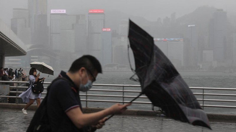 Foto yang dirilis oleh Layanan Penerbangan Pemerintah Hong Kong ini menunjukkan sebuah kapal kargo terbelah dua di Laut Cina Selatan, 300 kilometer (186 mil) selatan Hong Kong, Sabtu, 2 Juli 2022, saat Topan Chaba bergerak di daerah tersebut. (AP/Handout)