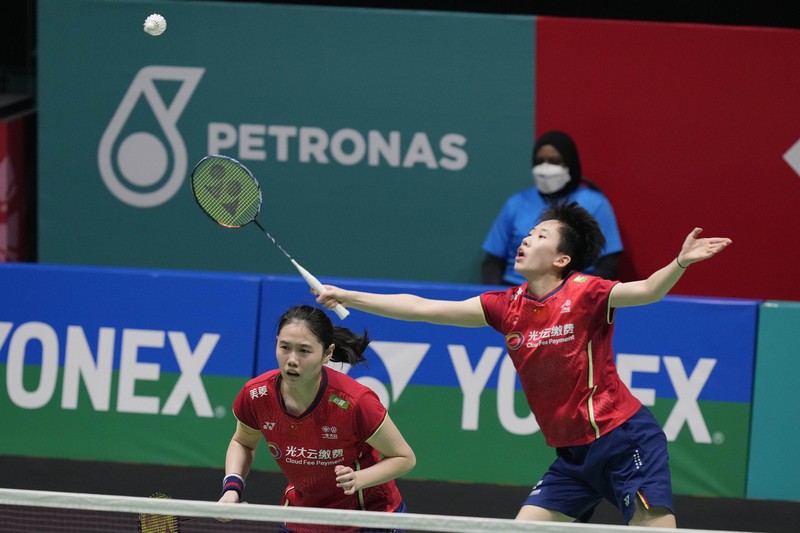 Apriyani Rahayu, kiri, dan Siti Fadia Silva Ramadanti dari Indonesia bermain melawan Zhang Shu Xian dan Zheng Yu dari China pada pertandingan final ganda putri di turnamen bulu tangkis Malaysia Open di Bukit Jalil Axiata Arena di Kuala Lumpur, Malaysia, Minggu, 3 Juli 2022. (AP/Vincent Thian) Apriyani Rahayu, kiri, dan Siti Fadia Silva Ramadanti dari Indonesia bermain melawan Zhang Shu Xian dan Zheng Yu dari China pada pertandingan final ganda putri di turnamen bulu tangkis Malaysia Open di Bukit Jalil Axiata Arena di Kuala Lumpur, Malaysia, Minggu, 3 Juli 2022. (AP/Vincent Thian)