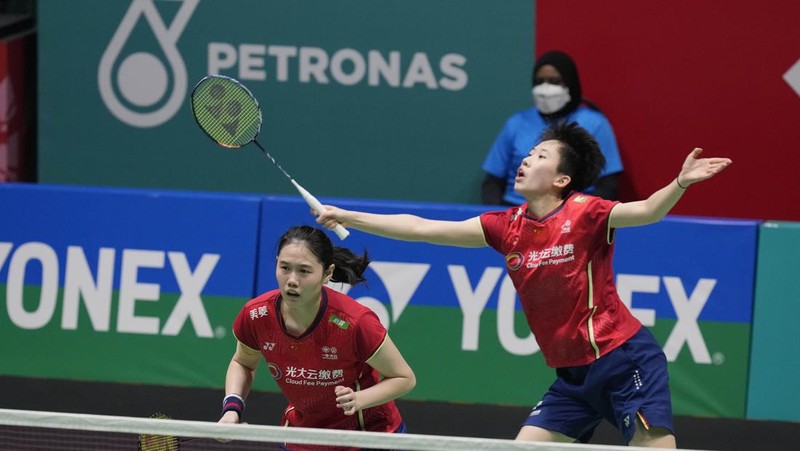 Apriyani Rahayu, kiri, dan Siti Fadia Silva Ramadanti dari Indonesia bermain melawan Zhang Shu Xian dan Zheng Yu dari China pada pertandingan final ganda putri di turnamen bulu tangkis Malaysia Open di Bukit Jalil Axiata Arena di Kuala Lumpur, Malaysia, Minggu, 3 Juli 2022. (AP/Vincent Thian)