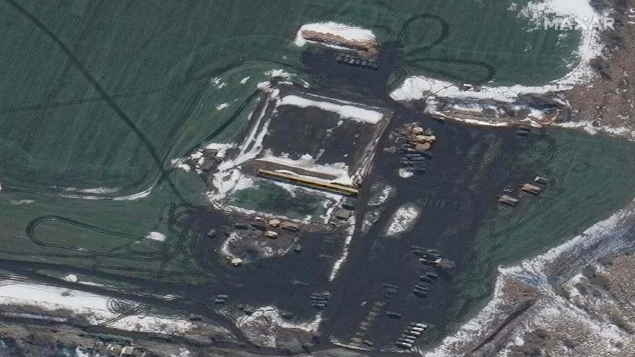 Dalam foto yang dirilis oleh Layanan Pers Kementerian Darurat Rusia pada hari Jumat, 1 April 2022, pemandangan lokasi kebakaran di depot minyak di wilayah Belgorod, Rusia. (Russian Emergency Ministry Press Service via AP)