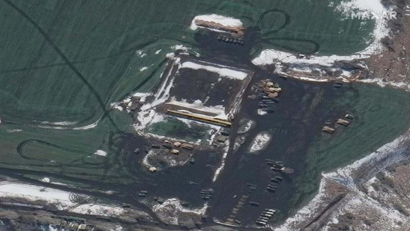 Dalam foto yang dirilis oleh Layanan Pers Kementerian Darurat Rusia pada hari Jumat, 1 April 2022, pemandangan lokasi kebakaran di depot minyak di wilayah Belgorod, Rusia. (Russian Emergency Ministry Press Service via AP)