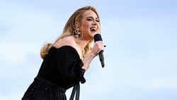 Tangis Adele Pecah Ketika Ada Celine Dion di Konsernya