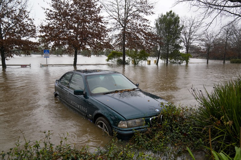 Keluarga dievakuasi oleh pekerja Layanan Darurat Negara karena meningkatnya air banjir di Bligh Park, Sydney, Australia, Senin (4/7/2022). Ribuan penduduk terpaksa meninggalkan rumah mereka semalaman dan sejumlah perintah evakuasi diberlakukan di seluruh Sydney saat hujan lebat dan banjir terus berlanjut. (Photo by Jenny Evans/Getty Images)