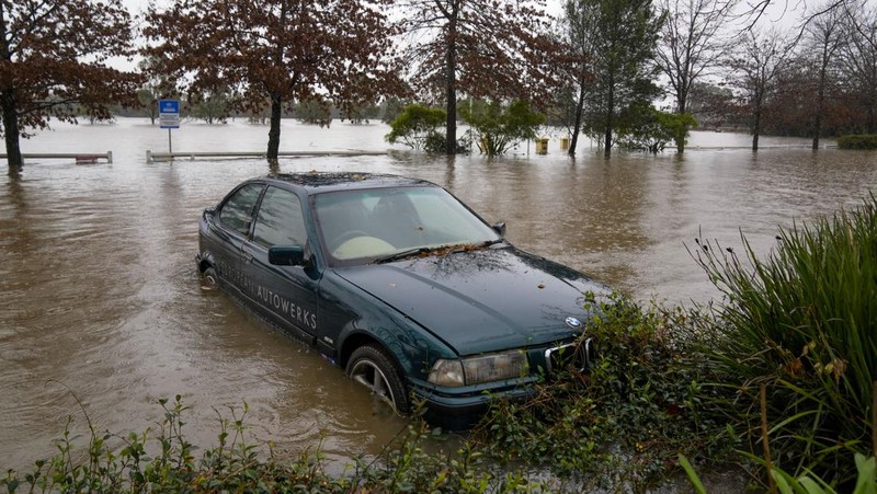 Keluarga dievakuasi oleh pekerja Layanan Darurat Negara karena meningkatnya air banjir di Bligh Park, Sydney, Australia, Senin (4/7/2022). Ribuan penduduk terpaksa meninggalkan rumah mereka semalaman dan sejumlah perintah evakuasi diberlakukan di seluruh Sydney saat hujan lebat dan banjir terus berlanjut. (Photo by Jenny Evans/Getty Images)