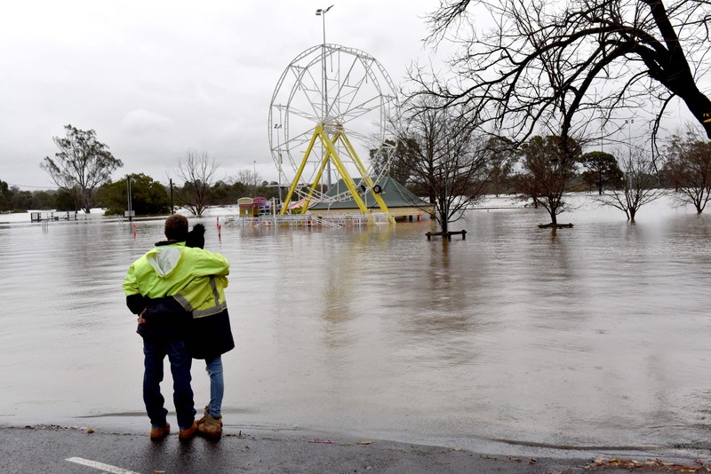 Banjir di Sydney Australia Keluarga dievakuasi oleh pekerja Layanan Darurat Negara karena meningkatnya air banjir di Bligh Park, Sydney, Australia, Senin (4/7/2022). Ribuan penduduk terpaksa meninggalkan rumah mereka semalaman dan sejumlah perintah evakuasi diberlakukan di seluruh Sydney saat hujan lebat dan banjir terus berlanjut. (Photo by Jenny Evans/Getty Images)