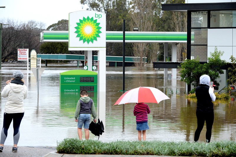 Banjir di Sydney Australia Keluarga dievakuasi oleh pekerja Layanan Darurat Negara karena meningkatnya air banjir di Bligh Park, Sydney, Australia, Senin (4/7/2022). Ribuan penduduk terpaksa meninggalkan rumah mereka semalaman dan sejumlah perintah evakuasi diberlakukan di seluruh Sydney saat hujan lebat dan banjir terus berlanjut. (Photo by Jenny Evans/Getty Images)