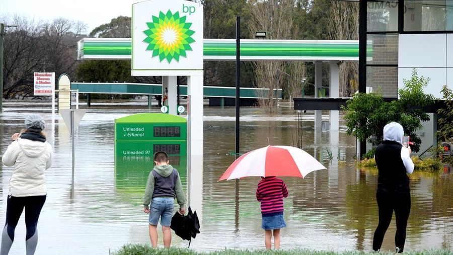 Keluarga dievakuasi oleh pekerja Layanan Darurat Negara karena meningkatnya air banjir di Bligh Park, Sydney, Australia, Senin (4/7/2022). Ribuan penduduk terpaksa meninggalkan rumah mereka semalaman dan sejumlah perintah evakuasi diberlakukan di seluruh Sydney saat hujan lebat dan banjir terus berlanjut. (Photo by Jenny Evans/Getty Images)