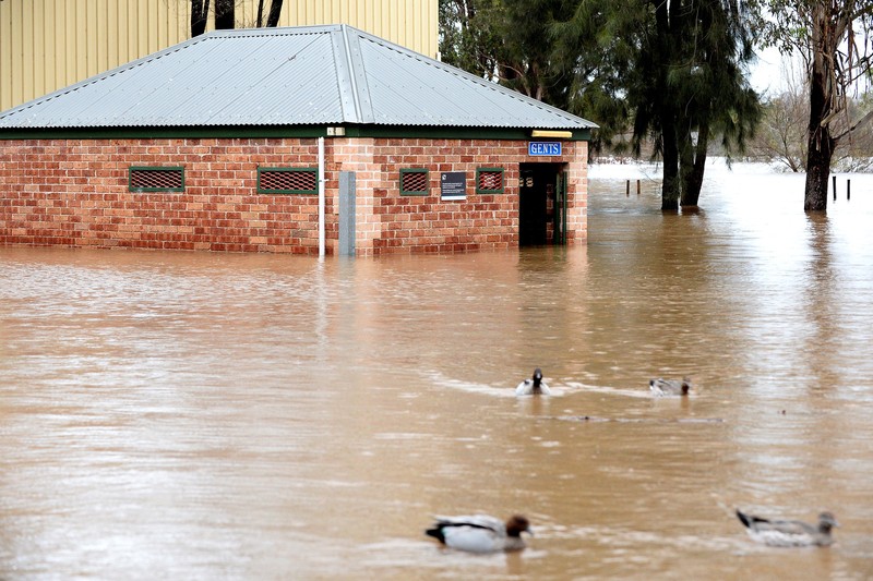 Keluarga dievakuasi oleh pekerja Layanan Darurat Negara karena meningkatnya air banjir di Bligh Park, Sydney, Australia, Senin (4/7/2022). Ribuan penduduk terpaksa meninggalkan rumah mereka semalaman dan sejumlah perintah evakuasi diberlakukan di seluruh Sydney saat hujan lebat dan banjir terus berlanjut. (Photo by Jenny Evans/Getty Images)