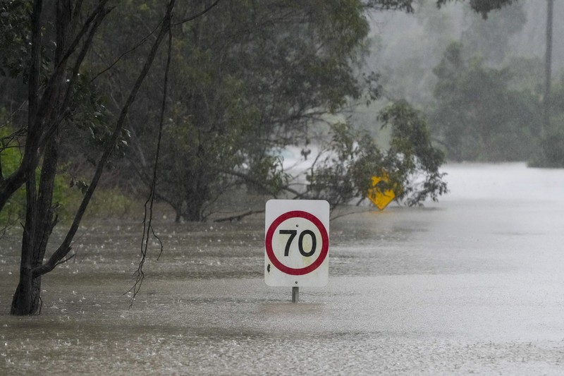 Banjir di Sydney Australia Keluarga dievakuasi oleh pekerja Layanan Darurat Negara karena meningkatnya air banjir di Bligh Park, Sydney, Australia, Senin (4/7/2022). Ribuan penduduk terpaksa meninggalkan rumah mereka semalaman dan sejumlah perintah evakuasi diberlakukan di seluruh Sydney saat hujan lebat dan banjir terus berlanjut. (Photo by Jenny Evans/Getty Images)