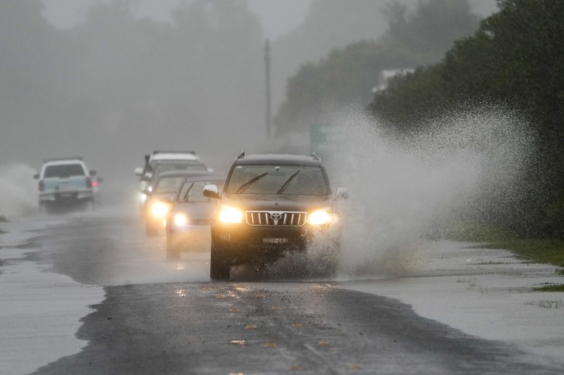Keluarga dievakuasi oleh pekerja Layanan Darurat Negara karena meningkatnya air banjir di Bligh Park, Sydney, Australia, Senin (4/7/2022). Ribuan penduduk terpaksa meninggalkan rumah mereka semalaman dan sejumlah perintah evakuasi diberlakukan di seluruh Sydney saat hujan lebat dan banjir terus berlanjut. (Photo by Jenny Evans/Getty Images)