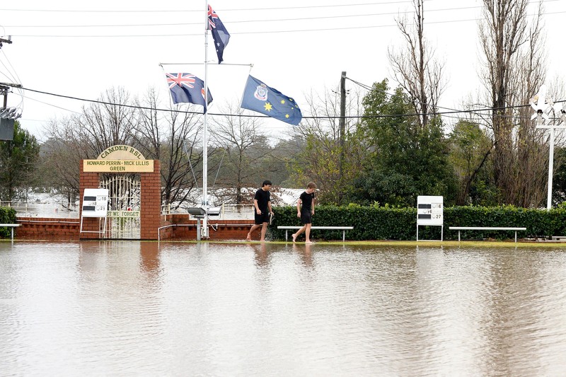 Banjir di Sydney Australia Keluarga dievakuasi oleh pekerja Layanan Darurat Negara karena meningkatnya air banjir di Bligh Park, Sydney, Australia, Senin (4/7/2022). Ribuan penduduk terpaksa meninggalkan rumah mereka semalaman dan sejumlah perintah evakuasi diberlakukan di seluruh Sydney saat hujan lebat dan banjir terus berlanjut. (Photo by Jenny Evans/Getty Images)